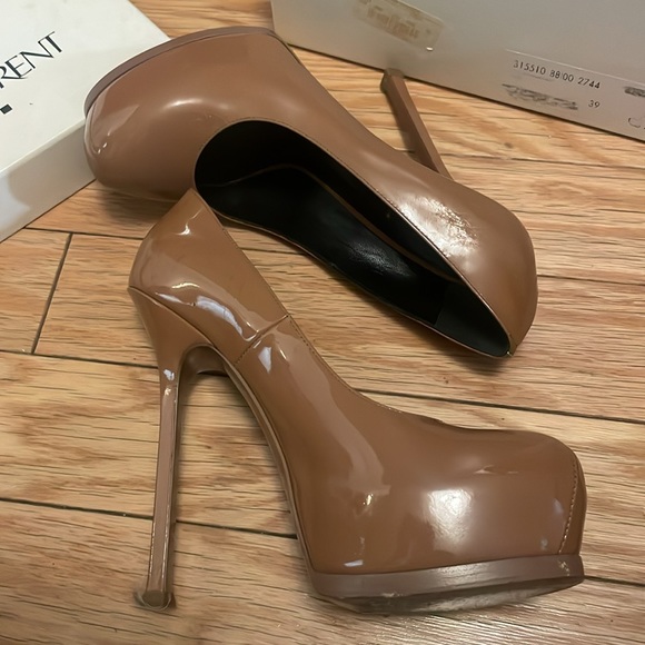 vintage YSL platform pump size 39, great condition. Needs cleaning. Box included - Picture 2 of 2
